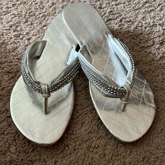 Kenneth Cole Reaction Shoes - Kenneth Cole Reaction silver sparkle slip on sandals NWOT size 6.5